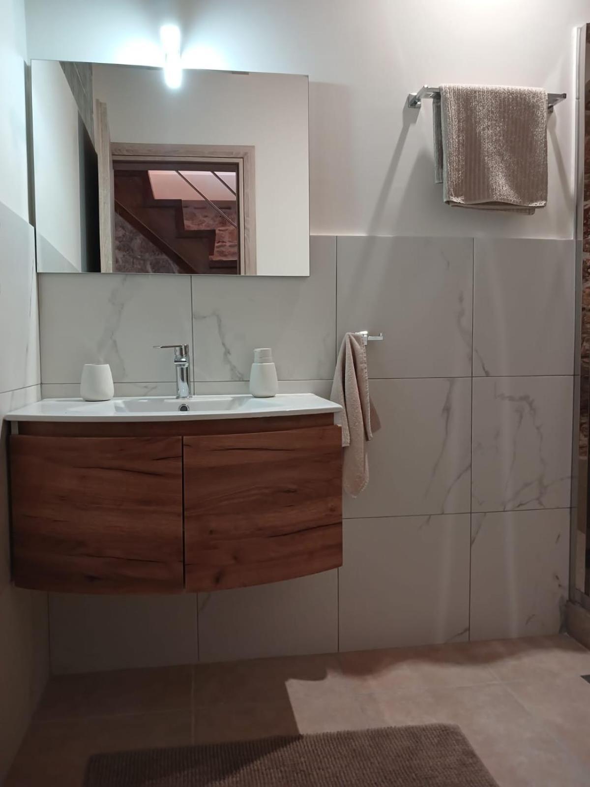Plaza Apartment *