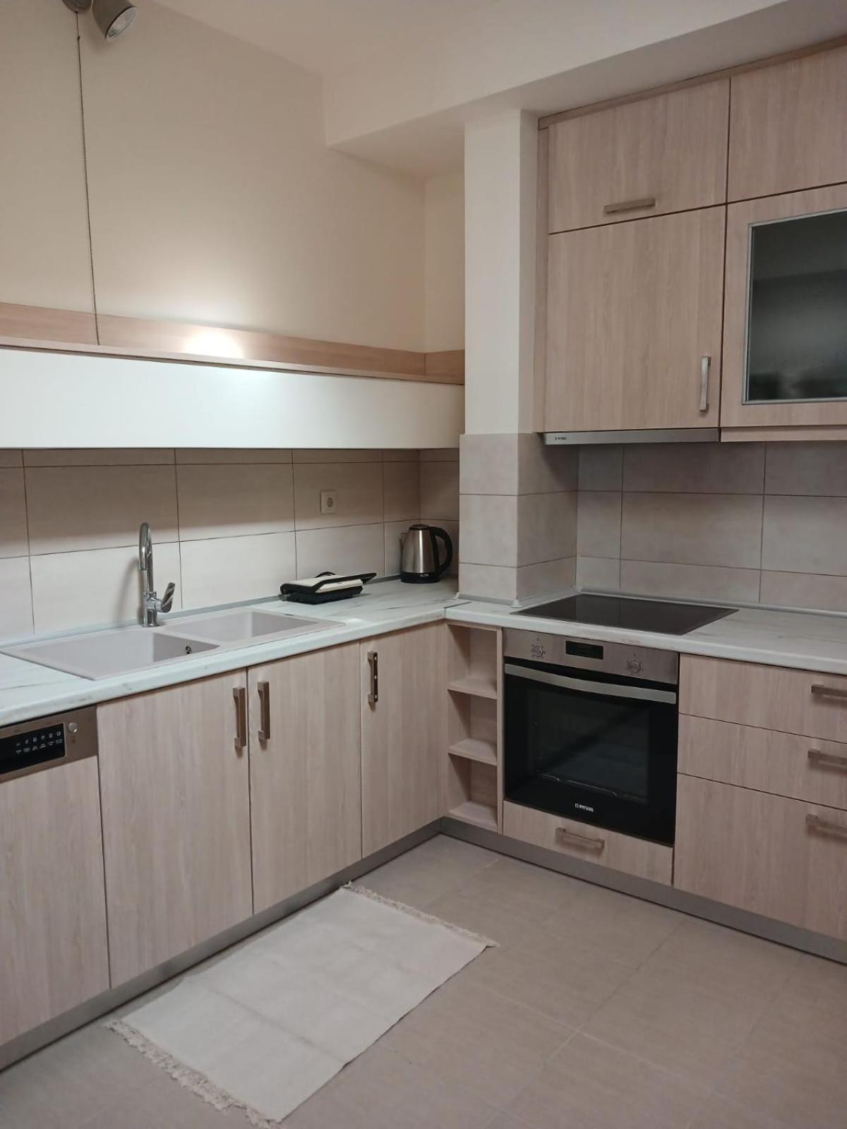 Plaza Apartment *